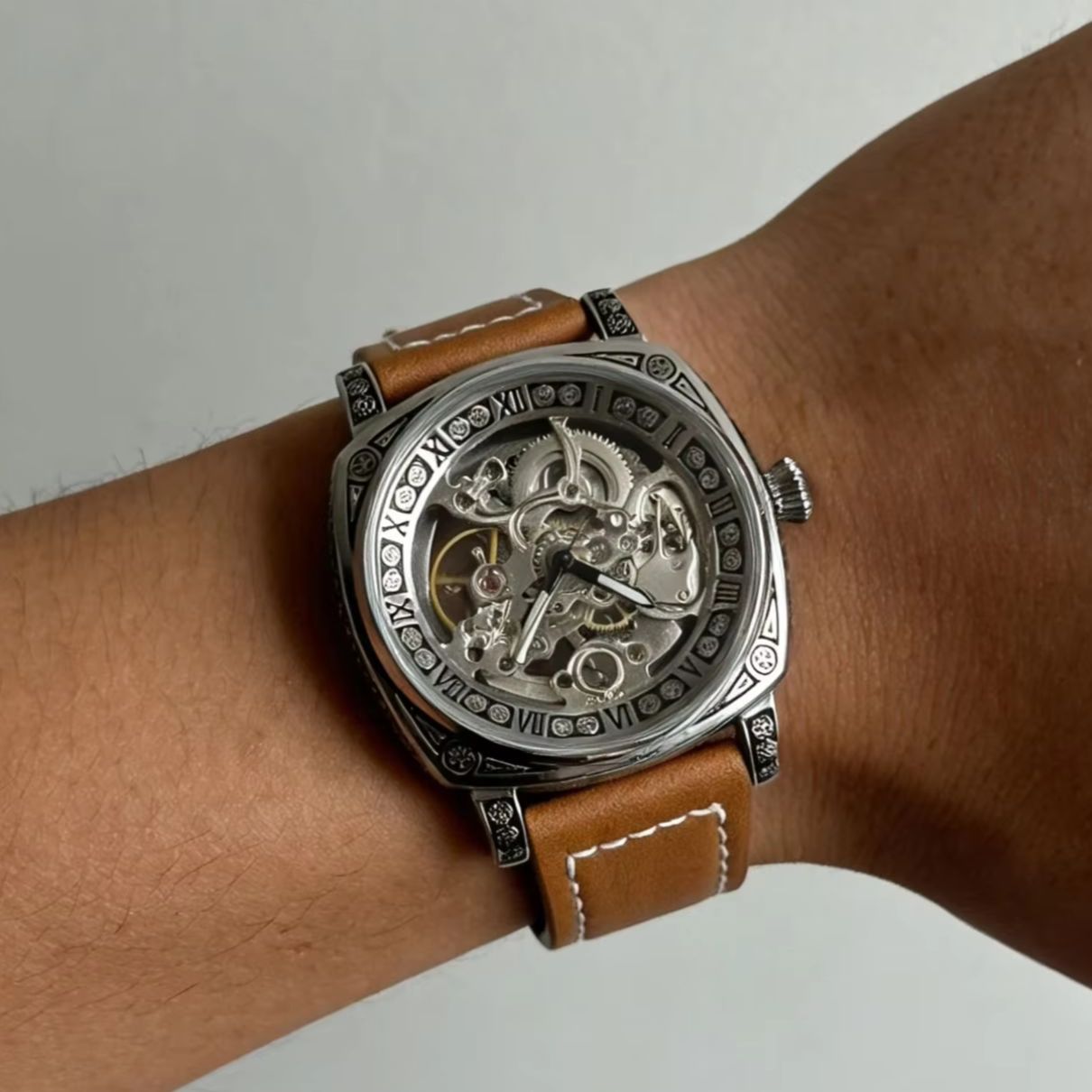 นาฬิกาข้อมือกลไกโครงกระดูกสไตล - Luxury Watch It บทวิจารณ์และราคา
