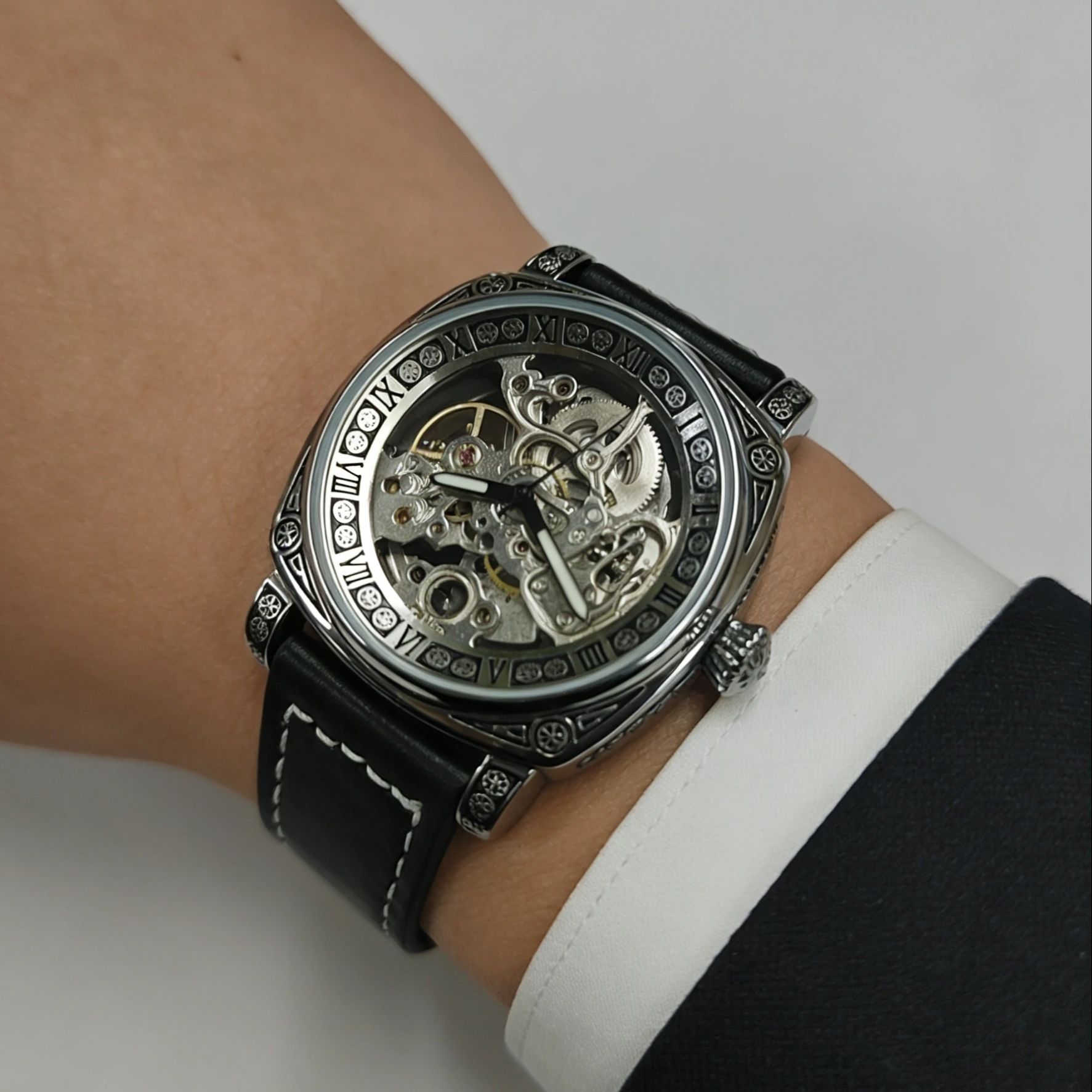 นาฬิกาข้อมือกลไกโครงกระดูกสไตล - Luxury Watch It บทวิจารณ์และราคา