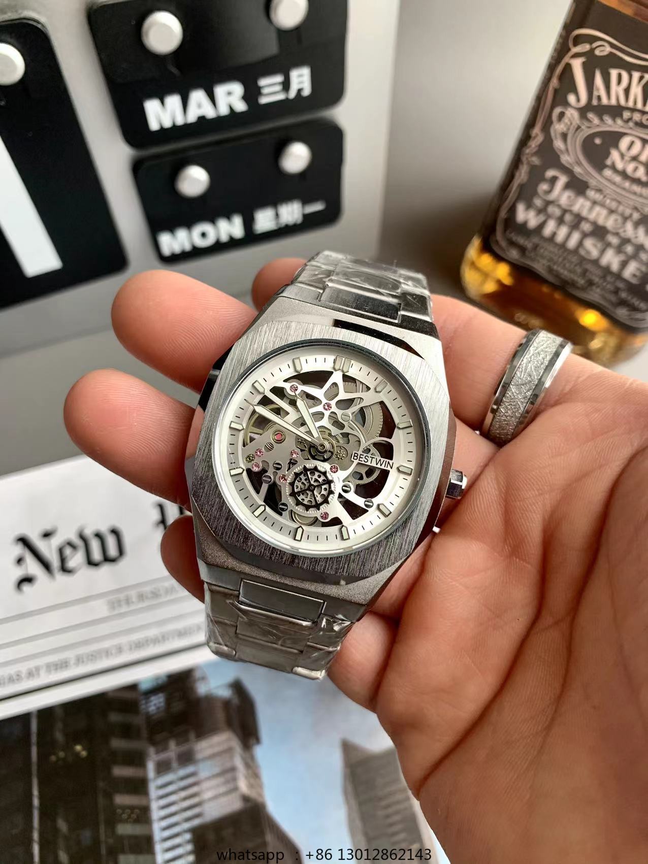 นาฬิกาข้อมือทรงสี่เหลี่ยมเล็ก  - Luxury Watch Square บทวิจารณ์และราคา