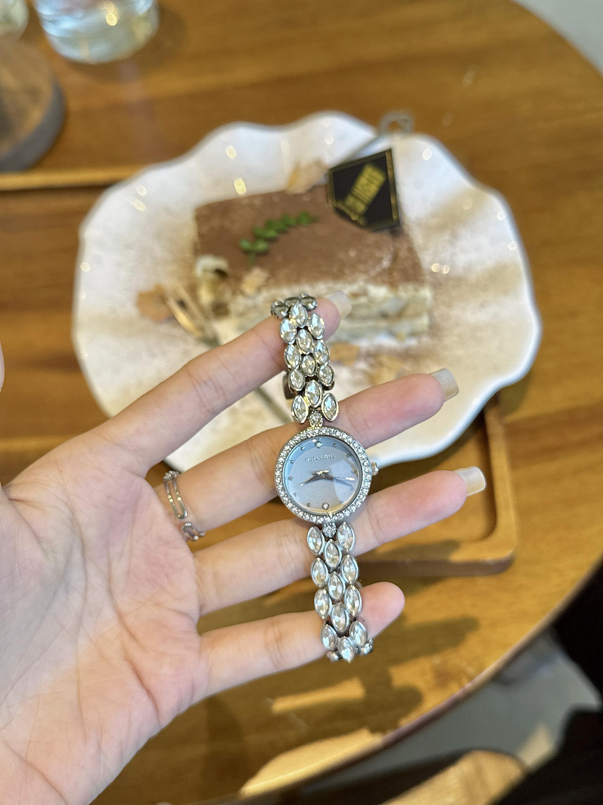 นาฬิกาข้อมือผู้หญิงระดับไฮเอนด - Luxury Watch Makes บทวิจารณ์และราคา